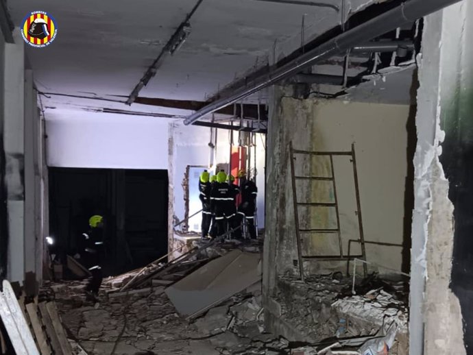 Bomberos apuntalan de urgencia un edificio en Burjassot tras detectar problemas en la planta baja
