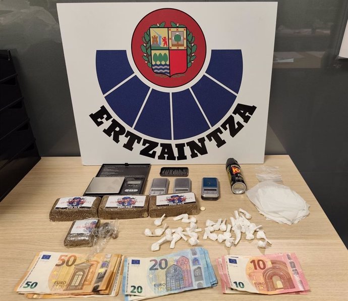 Material incautado al presunto traficante detenido en Getxo (Bizkaia)