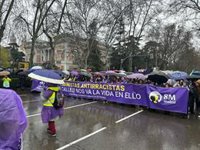 Arranca bajo la lluvia la marcha de la Comisión 8M en Madrid, al grito de "Feministas antirracistas"