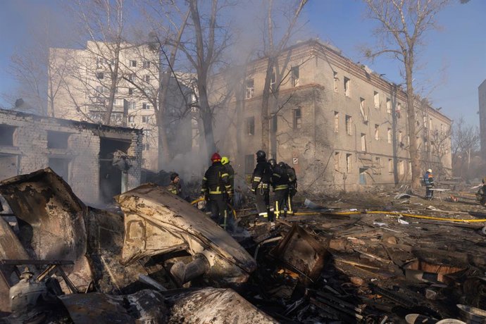 7 de março de 2025, Kharkiv, Kharkiv, Ucrânia: Os russos atingiram uma instalação civil em Kharkiv. Uma mulher foi retirada dos escombros do prédio - ela está viva e está sendo examinada por médicos. As operações de busca e resgate estão em andamento.