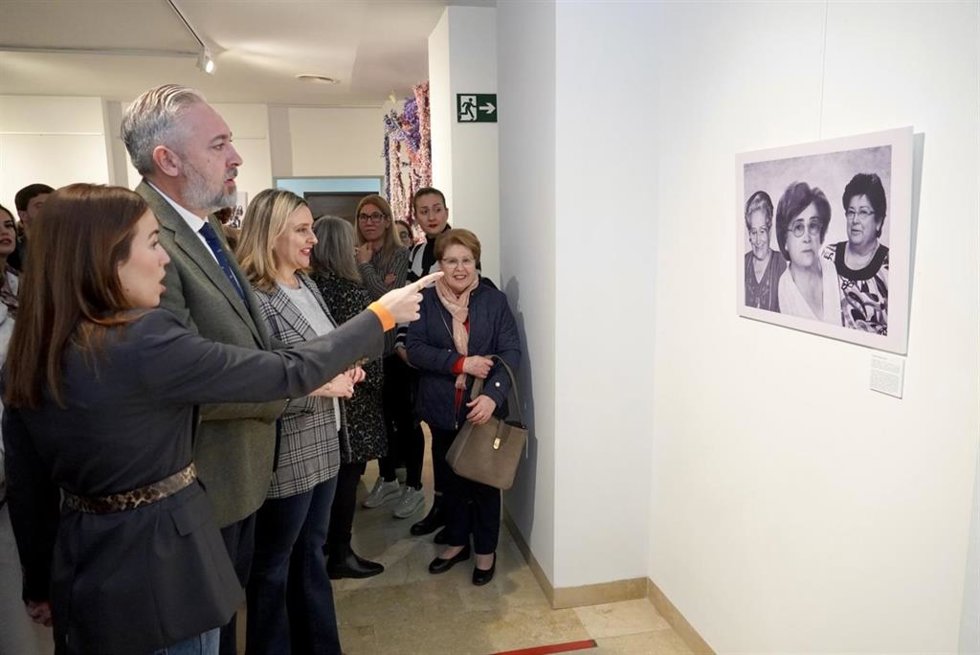 Este viernes se inauguró en el Centro Cultural Casa Grande la exposición 'Mujeres relevantes de Santomera'