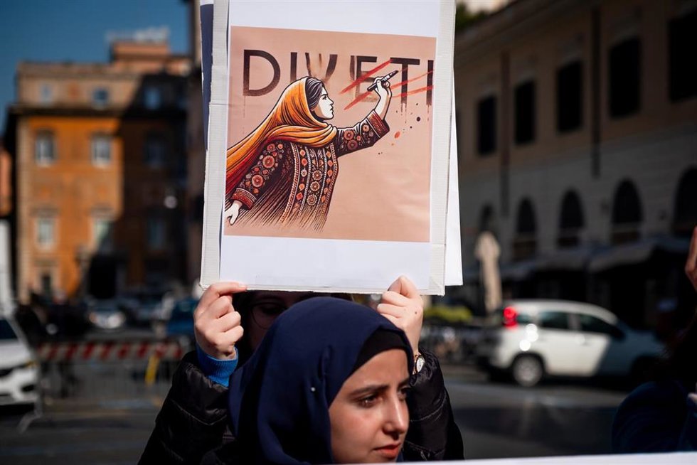 Protestas en Roma por los derechos de las mujeres en Afganistán 