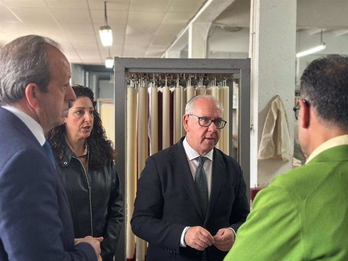 Visita a la empresa ‘Cera Bellido’, fabricante de velas con cera de abeja 100% procedente de la Sierra de Andújar.
