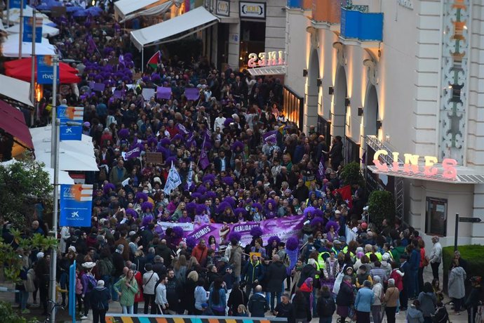Archivo - Cientos de personas durante la manifestación del 8M, a 8 de marzo de 2024, en Málaga, Andalucía (España). 