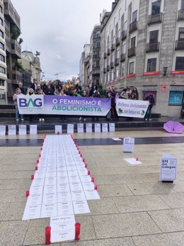 Concentración de mujeres convocadas por entidades del llamado bloque abolicionista del feminismo, en la Porta do Sol de Vigo, con motivo del 8M.