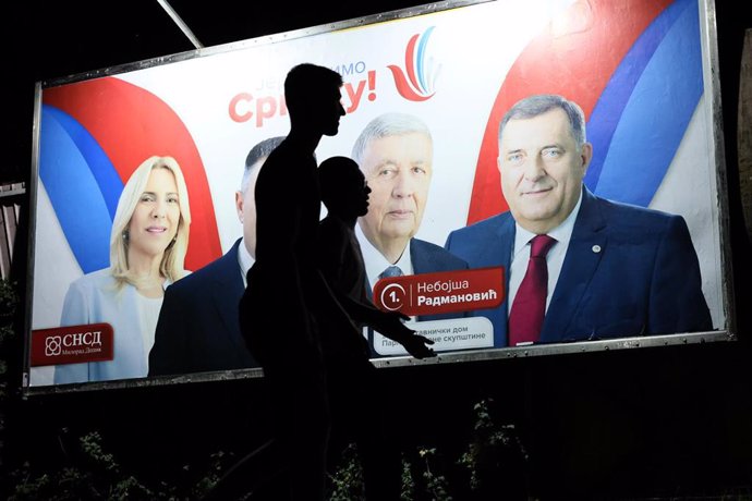 Archivo - Milorad Dodik, a la derecha en el cartel 