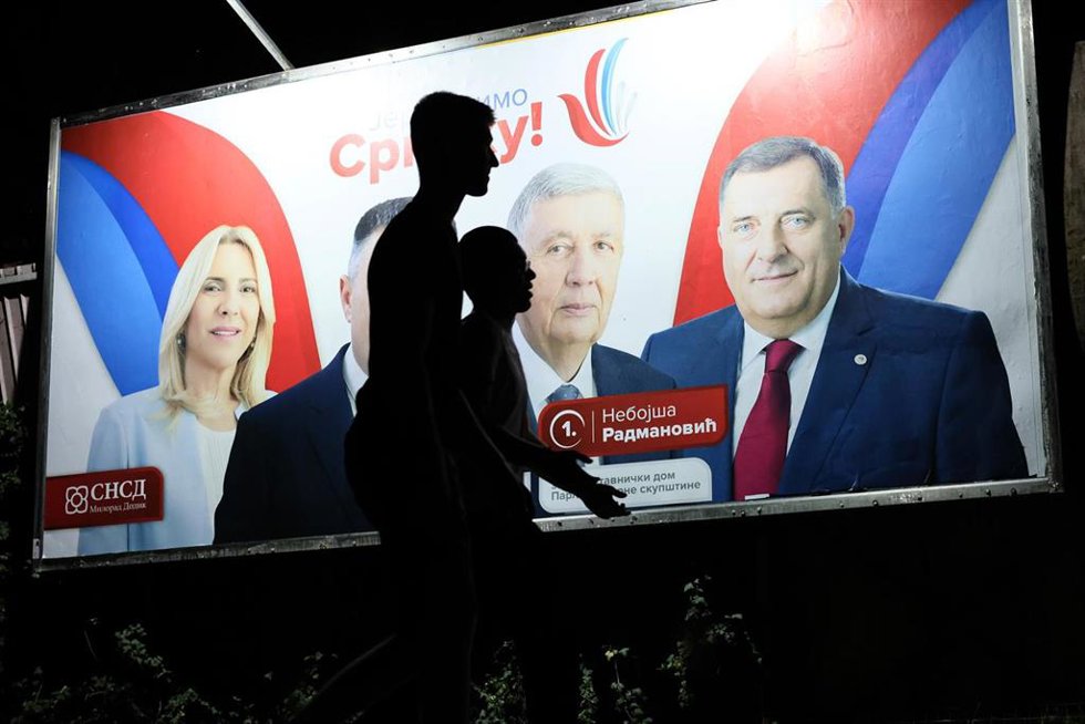 Archivo - Milorad Dodik, a la derecha en el cartel