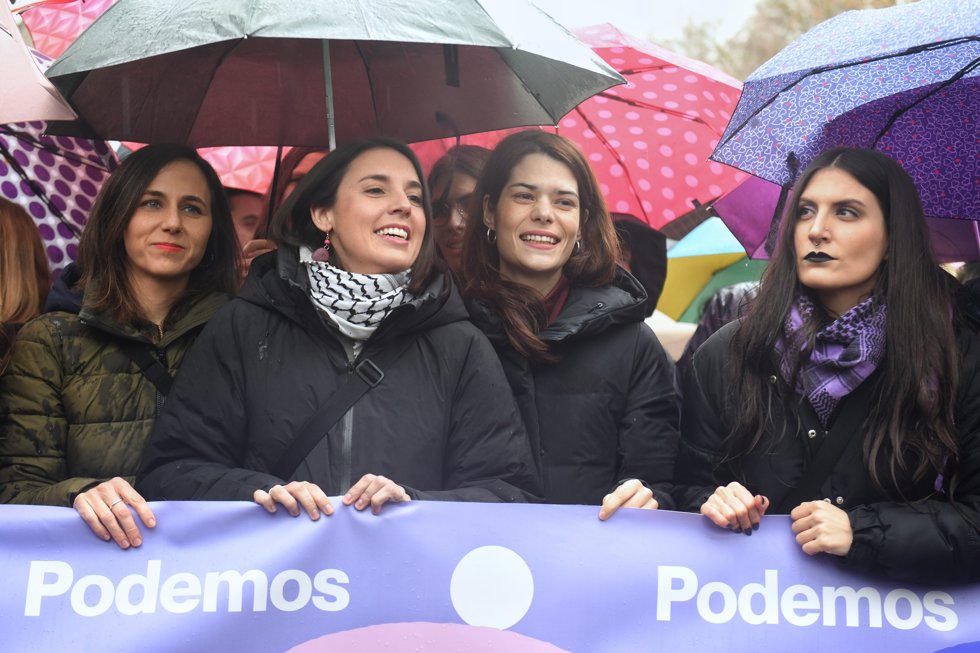 (I-2D) La secretaria general de Podemos y diputada, Ione Belarra, la secretaria política de Podemos y eurodiputada, Irene Montero, y la eurodiputada y portavoz de Podemos, Isa Serra, durante la manifestación convocada por la Comisión 8M por el Día de la 