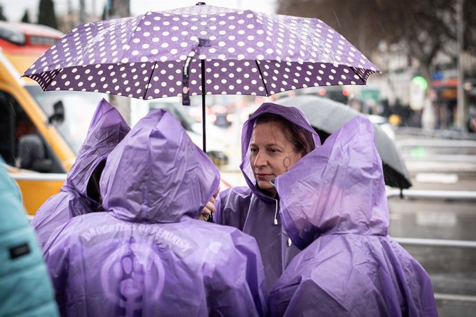 Varias personas durante la manifestación convocada por la Comisión 8M por el Día de la Mujer, a 8 de marzo de 2025, en Madrid (España). La marcha de la Comisión 8M, convocada con motivo del Día Internacional de la Mujer, que se celebra hoy 8 de marzo, ha 
