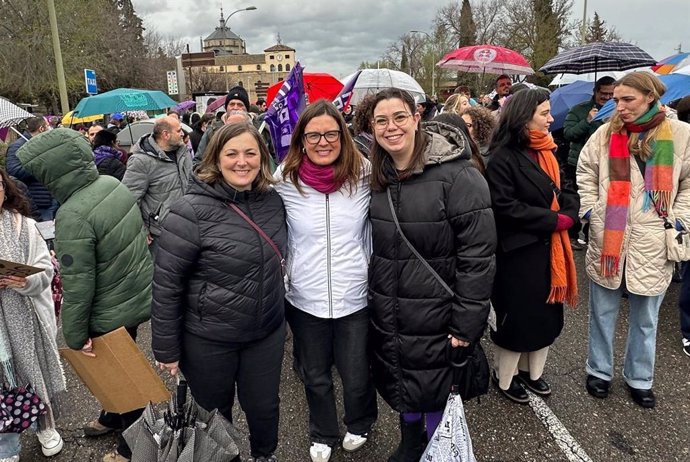 La portavoz de Igualdad del PSOE, la portavoz del Gobierno de C-LM, y la delegada provincial de Igualdad en la marcha convocada por la Plataforma 8M en Toledo.