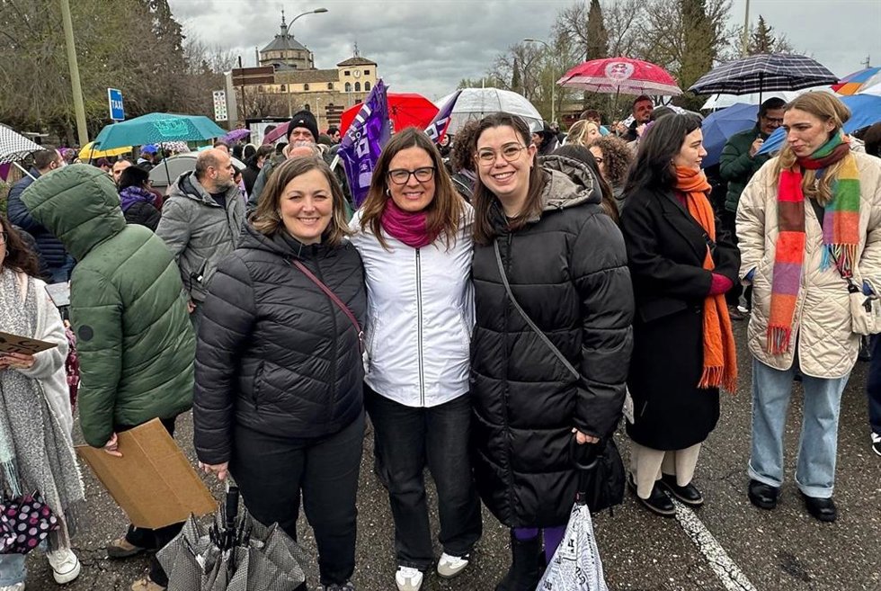 La portavoz de Igualdad del PSOE, la portavoz del Gobierno de C-LM, y la delegada provincial de Igualdad en la marcha convocada por la Plataforma 8M en Toledo.