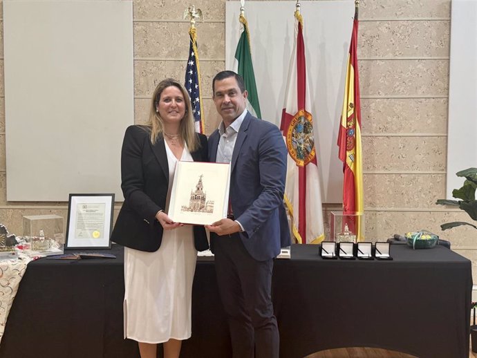 Imagen de la la delegada de Turismo y Cultura del Ayuntamiento de Sevilla, Angie Moreno junto al alcalde de Coral Glabes (Florida), Vince Lago.