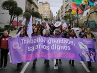Cientos de personas se manifiestan con la CIG contra la brecha de género y la discriminación laboral de las mujeres