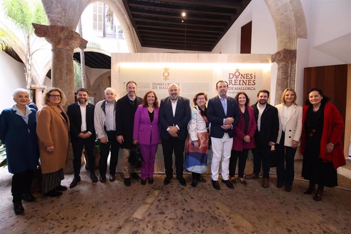 Inauguración de la exposición 'Dones i Reines de Mallorca' en Can Balaguer, en Palma