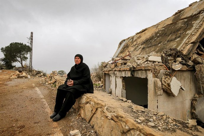 7 de maro de 2025, Houla, Houla, Líbano: Naimeh Ktiesh, 67 anos, senta-se do lado de fora de sua casa destruída no vilarejo fronteirio de Houla, no sul do Líbano, na véspera do Dia Internacional da Mulher. Ktiesh, me de 10 filhos, passou por um ano d