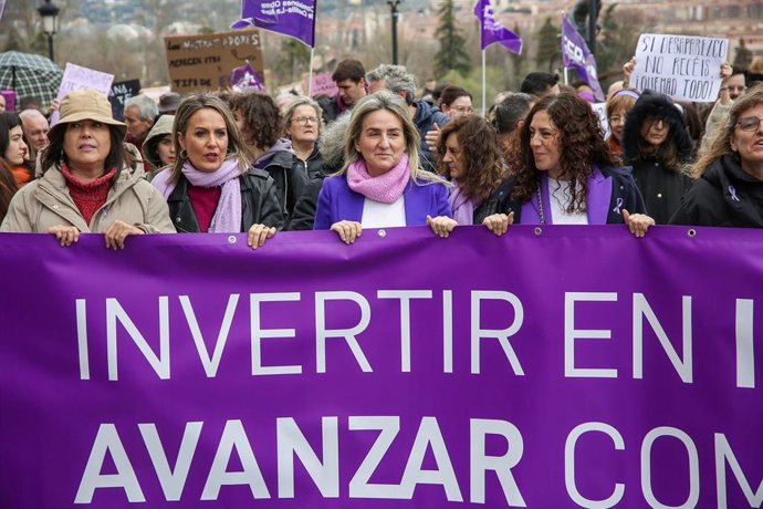 La delegada del Gobierno en Castilla-La Mancha, Milagros Tolón, participa en la  marcha convocada por la Plataforma 8M de Toledo.
