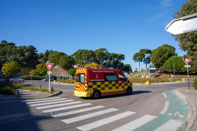 Archivo - Una ambulancia en Marsella (archivo)
