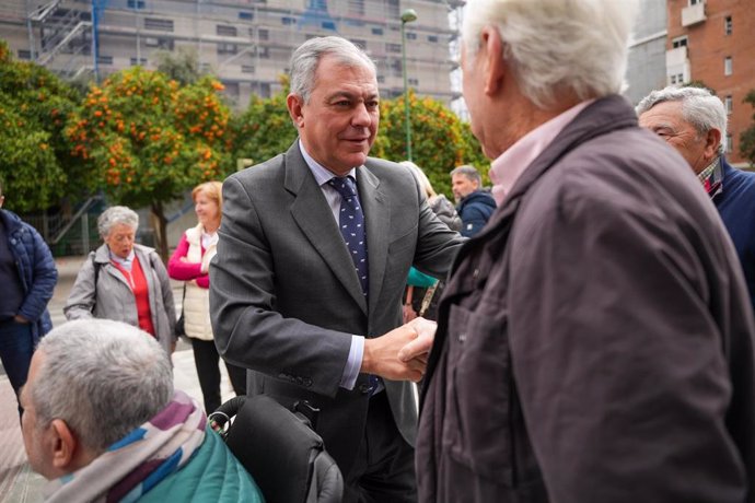 El alcalde, José Luis Sanz, visita la Huerta de la Salud.