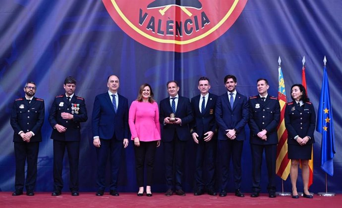 Los Bomberos de Zaragoza han celebrado el día de su patrón, San Juan de Dios, en un acto en el que han entregado sus Cascos de Honor 2025 a los Bomberos del Ayuntamiento de Valencia por su trabajo en la dana y a la Policía Local en su 175 aniversario