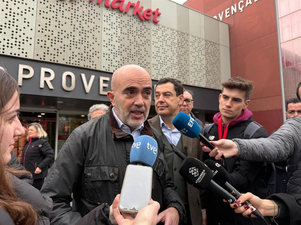 Daniel Sirera (PP) en una atención a los medios ante el Mercat de Provenals.
