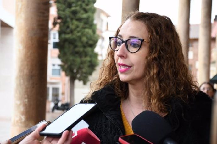 La consejera de Igualdad, Sara Simón, atiende a los medios antes de participar en la manifestación con motivo del 8M.