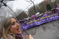 Unas 25.000 personas desafían la lluvia y el viento en Madrid en la marcha de Comisión 8M, 5.000 menos que en 2023