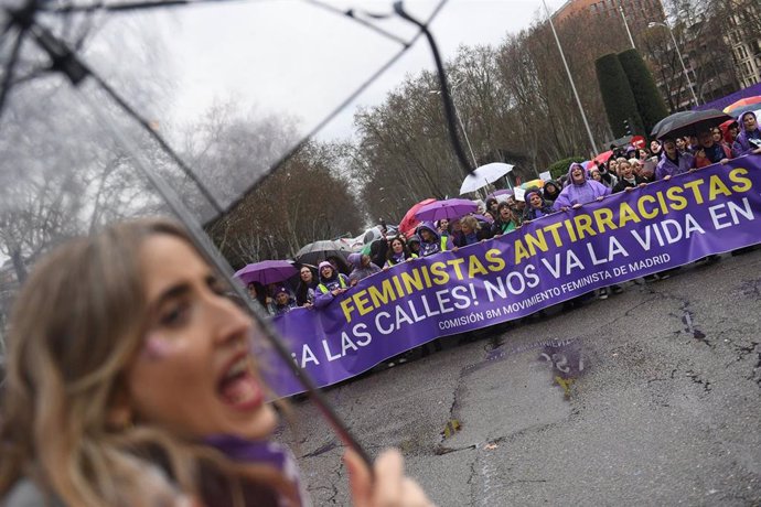 Decenas de personas durante la manifestación convocada por la Comisión 8M por el Día de la Mujer, a 8 de marzo de 2025, en Madrid (España). 