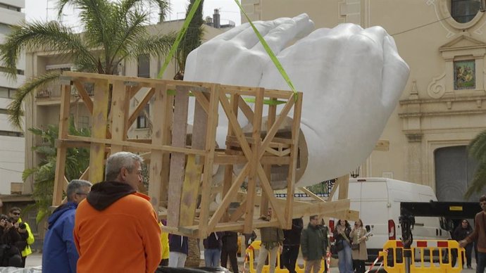 La falla SOM inicia la plantà en Paiporta como homenaje a afectados por la dana y voluntarios