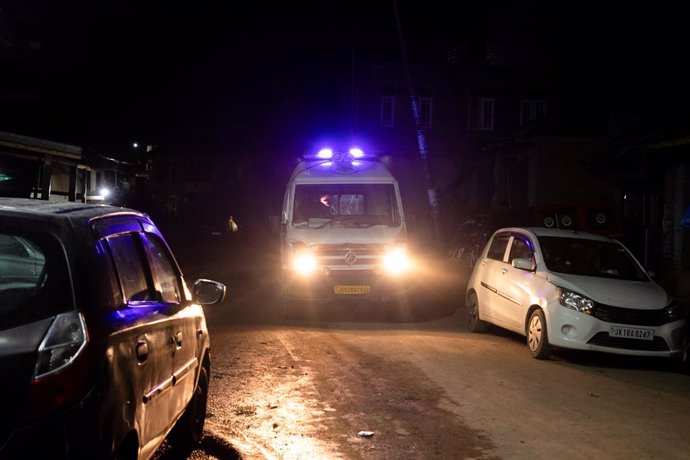 Archivo - February 4, 2025, Kulgam, Jammu And Kashmir, India: An ambulance carrying the dead body of a slain ex-Indian army man Manzoor Ahmad Wagay, arrives at his native village Behibagh area of south Kashmir's Kulgam district. Suspected militants fired 