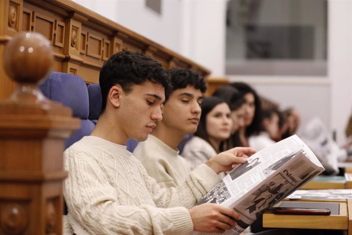 Las Cortes se tiñen de morado en su jornada de 'Puertas Abiertas' recordando el origen del voto femenino en España.