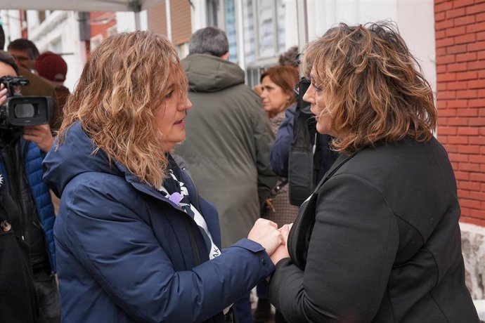 La viuda de Isaías Carrasco, Maian Romero, (dcha) saluda a la alcaldesa de Mondragon, Maider Morras (EH Bildu)