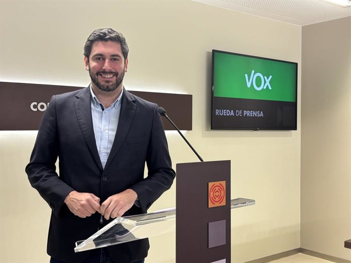 O porta-voz parlamentar da VOX nas Cortes de Aragão, Alejandro Nolasco.