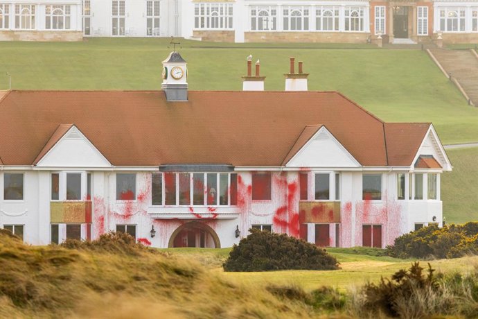 08 de março de 2025, Reino Unido, Turnberry: Foto de divulgação emitida pela Palestine Action dos danos ao campo de golfe Turnberry do presidente dos EUA, Donald Trump, que foi vandalizado por ativistas. A Palestine Action descreveu o ato como uma "respos