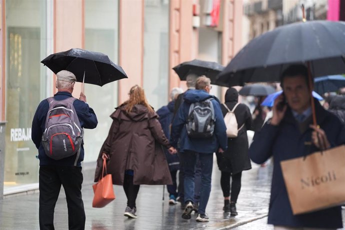 Archivo - Imágenes de personas por las calles de la ciudad bajo las inclemencias del tiempo. A 22 de enero de 2025 en Sevilla, Andalucía (España).