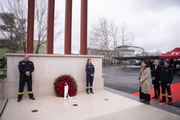 La consellera d'Interior de la Generalitat, Núria Parlon, inaugurant el monument pels bombers morts en acte de servei a Cerdanyola del Vallès (Barcelona)