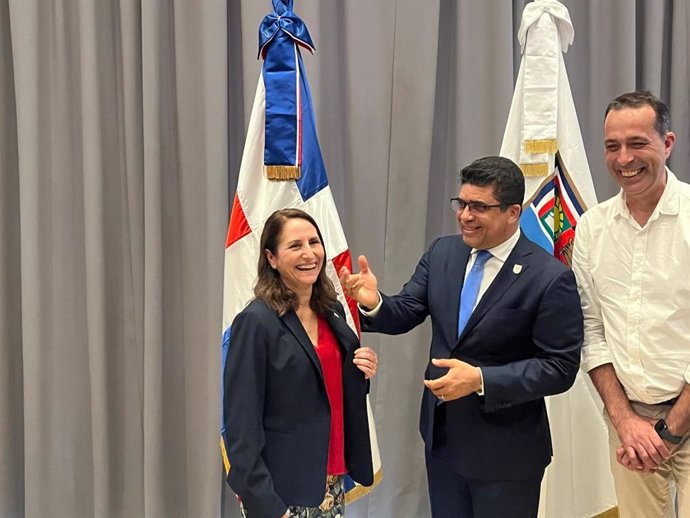 El alcalde de Santo Domingo Este, Dío Astacio; la jefa de servicio de Cooperación Internacional, Concha Salas, y el jefe de la Unidad de Gestión de La Rábida, Agustín Medina, en el encuentro.
