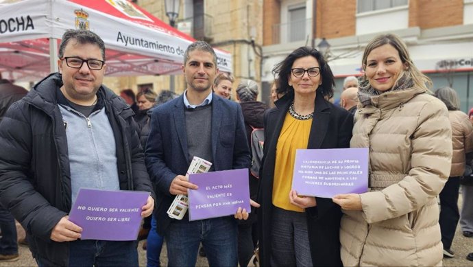 José María Hernández, Antonio Abad y Nieves Sánchez, entre otros, en la manifestación del 8M este sábado en Teruel
