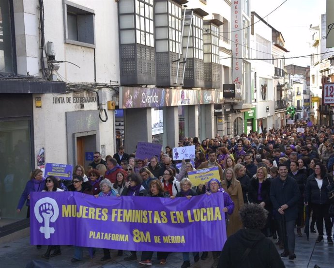 Más de medio centenar de personas han marchado este sábado por las calles del centro de Mérida con motivo del Día Internacional de la Mujer