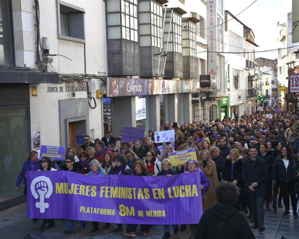 Más de medio centenar de personas han marchado este sábado por las calles del centro de Mérida con motivo del Día Internacional de la Mujer