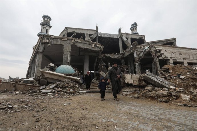7 de março de 2025, Cidade de Gaza, Faixa de Gaza, Território Palestino: Palestinos fazem a primeira oração de sexta-feira do Ramadã na Mesquita Imam Shafi'i destruída no bairro de al-Zaiton, no sul da Faixa de Gaza, em 7 de março de 2025