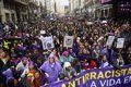 Miles de mujeres claman por la igualdad bajo la lluvia, que obliga a suspender varias manifestaciones en España