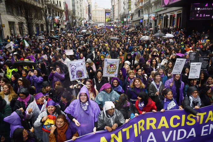 Cientos de personas durante la manifestación convocada por la Comisión 8M por el Día de la Mujer, a 8 de marzo de 2025, en Madrid (España). La marcha de la Comisión 8M, convocada con motivo del Día Internacional de la Mujer, que se celebra hoy 8 de marzo,