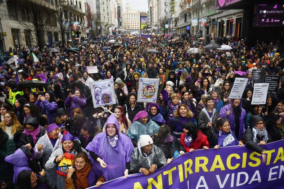 Cientos de personas durante la manifestación convocada por la Comisión 8M por el Día de la Mujer, a 8 de marzo de 2025, en Madrid (España). La marcha de la Comisión 8M, convocada con motivo del Día Internacional de la Mujer, que se celebra hoy 8 de marz