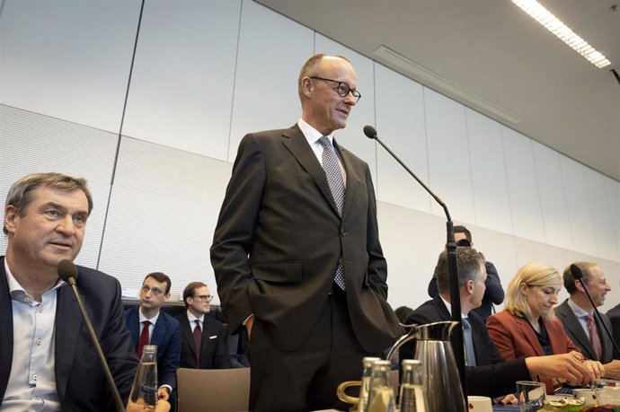 Friedrich Merz y Markus Soeder (sentado), líder de la alianza conservadora alemana 