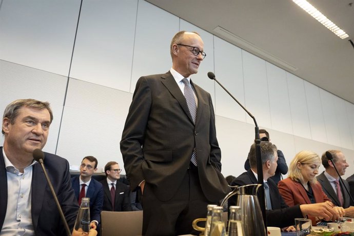 25 de fevereiro de 2025, Berlim, Berlim, Alemanha: Markus Söder e Friedrich Merz na reunião do grupo parlamentar constituinte com a assinatura do acordo sobre a continuação do grupo parlamentar CDU/CSU no edifício do Reichstag. Berlim, 25.02.2