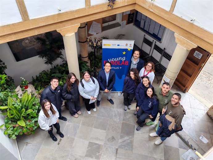 Imagen del concejal de Empleo e Imefe del Ayuntamiento de Jaén, Luis García Millán, acompañado por la responsable del programa Erasmus Plus del Imefe, Patricia Delgado, y el gerente de este organismo, José María Mesbailer.