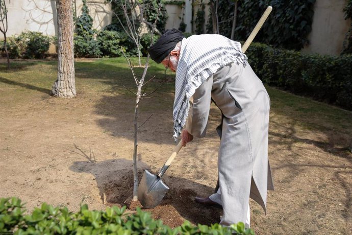 El líder supremo de Irán, el ayatolá Jamenei, planta un árbol 