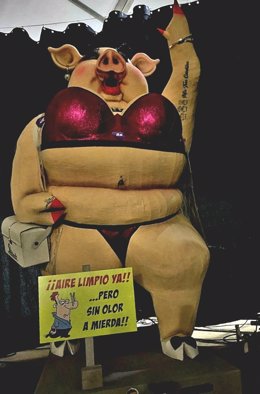 IU Campillos pide retirar una escultura que simula a una cerda por ser "mofa" hacia las reivindicaciones del 8M.