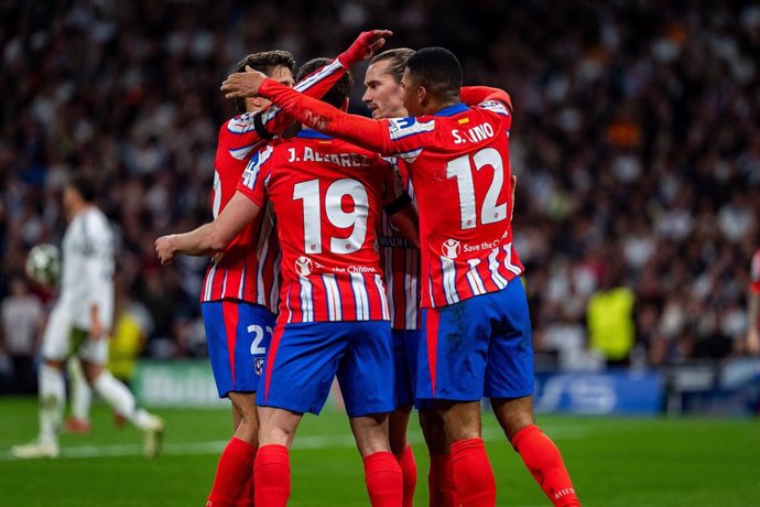 Jugadores del Atlético celebran un gol ante el Real Madrid