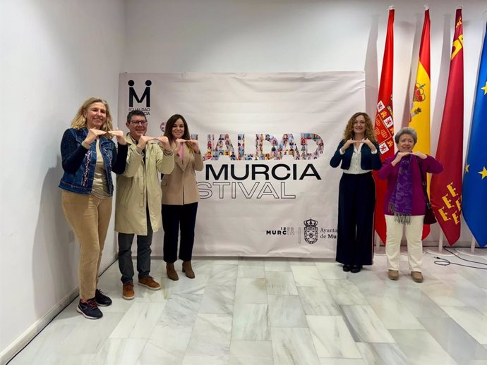 El manifiesto ha sido leído, de manera conjunta, por varias concejalas de la corporación municipal, encabezadas por la edil de Mujer, Políticas de Conciliación, Mayores y Discapacidad, Ascensión Carreño